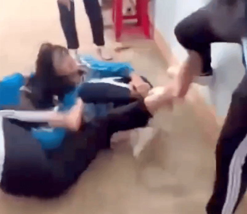 Nữ sinh lớp 7 bị bạn đánh ngay trong trường học - Ảnh 1.