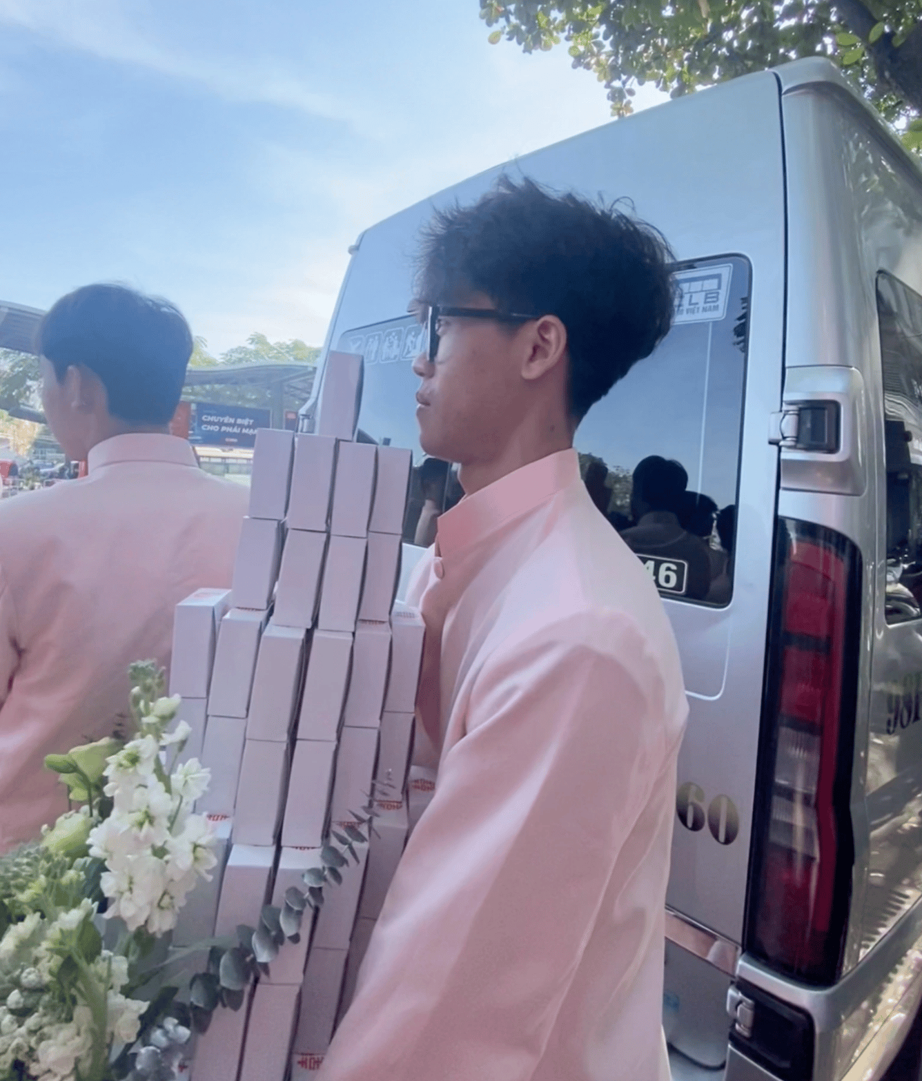 Đang chờ xe buýt, nam thanh niên bất ngờ được 