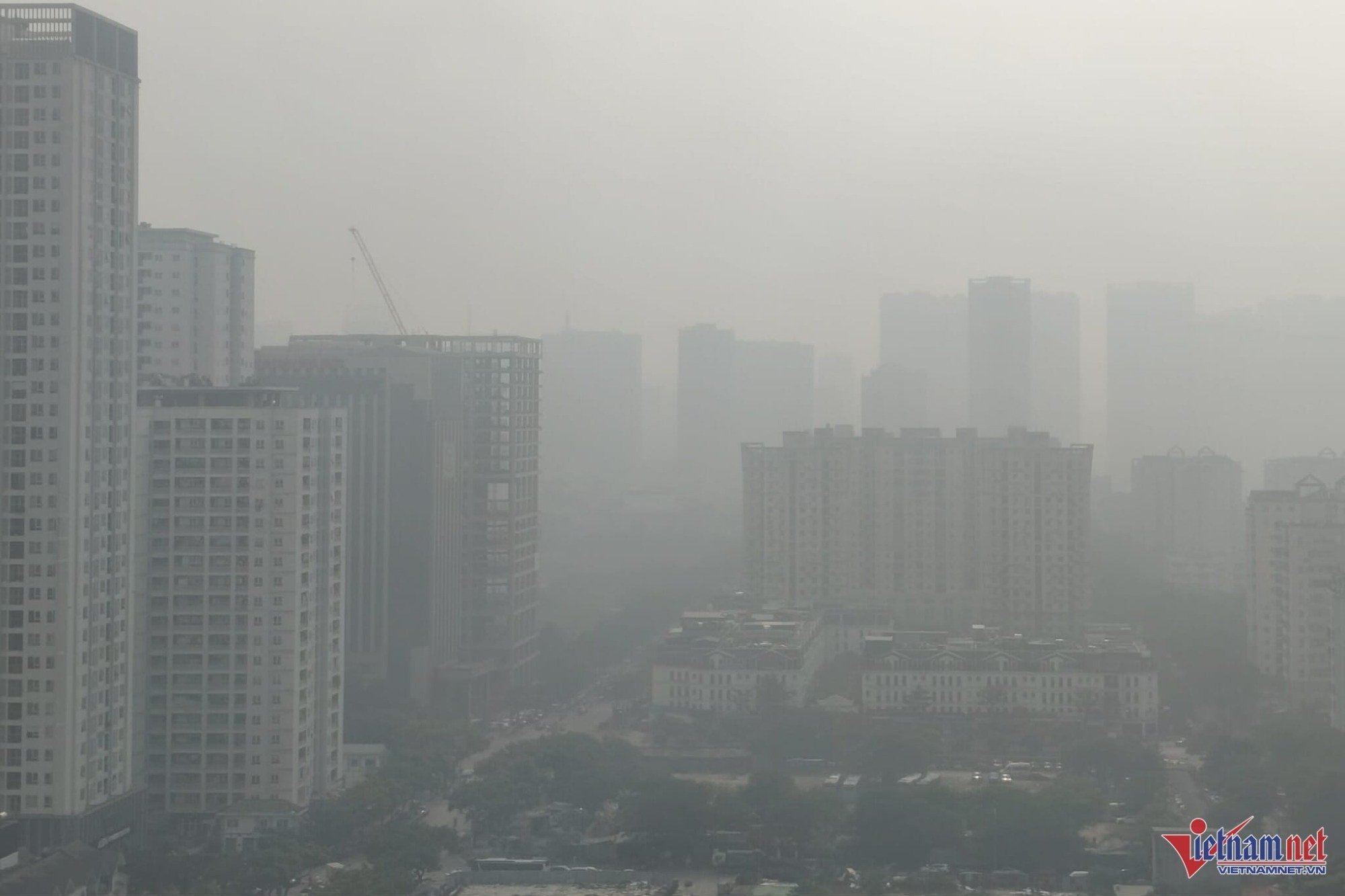 02-1764665844-ha-noi-sang-nay-chim-trong-o-nhiem-cao-oc-bien-mat-giua-lop-mu-day-aqi-cham-nguong-dang-bao-dong.jpg
