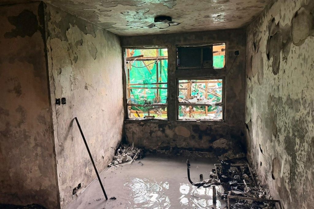 Cháy chung cư Hồng Kông: Thi thể hóa tro bụi, căn hộ cháy đen - Ảnh 1.