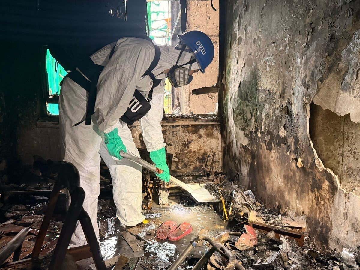 Cháy chung cư Hồng Kông: Thi thể hóa tro bụi, căn hộ cháy đen - Ảnh 4.