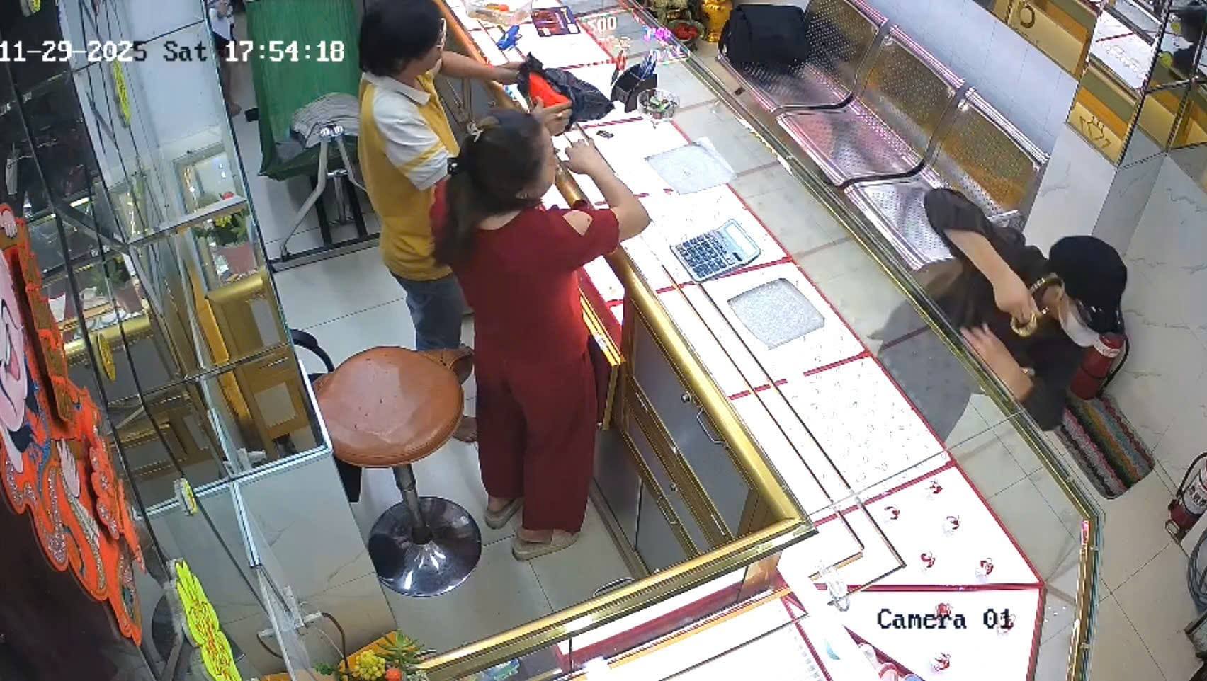 Thanh niên hỏi mua vàng cưới rồi làm liều tại tiệm vàng ở TP HCM - Ảnh 1.