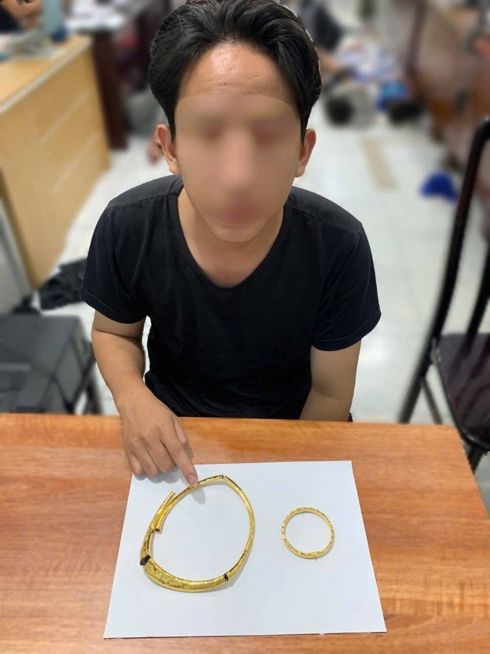 Thanh niên hỏi mua vàng cưới rồi làm liều tại tiệm vàng ở TP HCM - Ảnh 2.