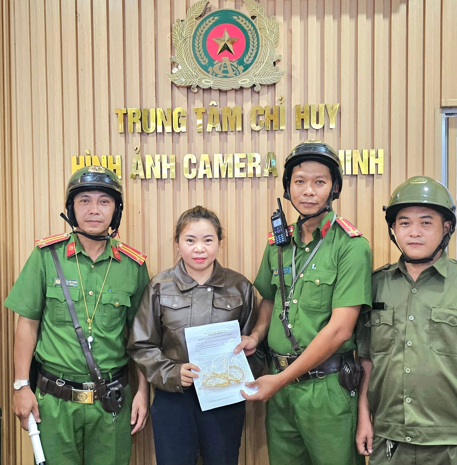 Thanh niên hỏi mua vàng cưới rồi làm liều tại tiệm vàng ở TP HCM - Ảnh 3.