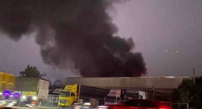 hung-yen-nguoi-dan-hoang-hot-khi-thay-vu-chay-xuong-lap-rap-noi-com-dien-hien-truong-gay-am-anh-2