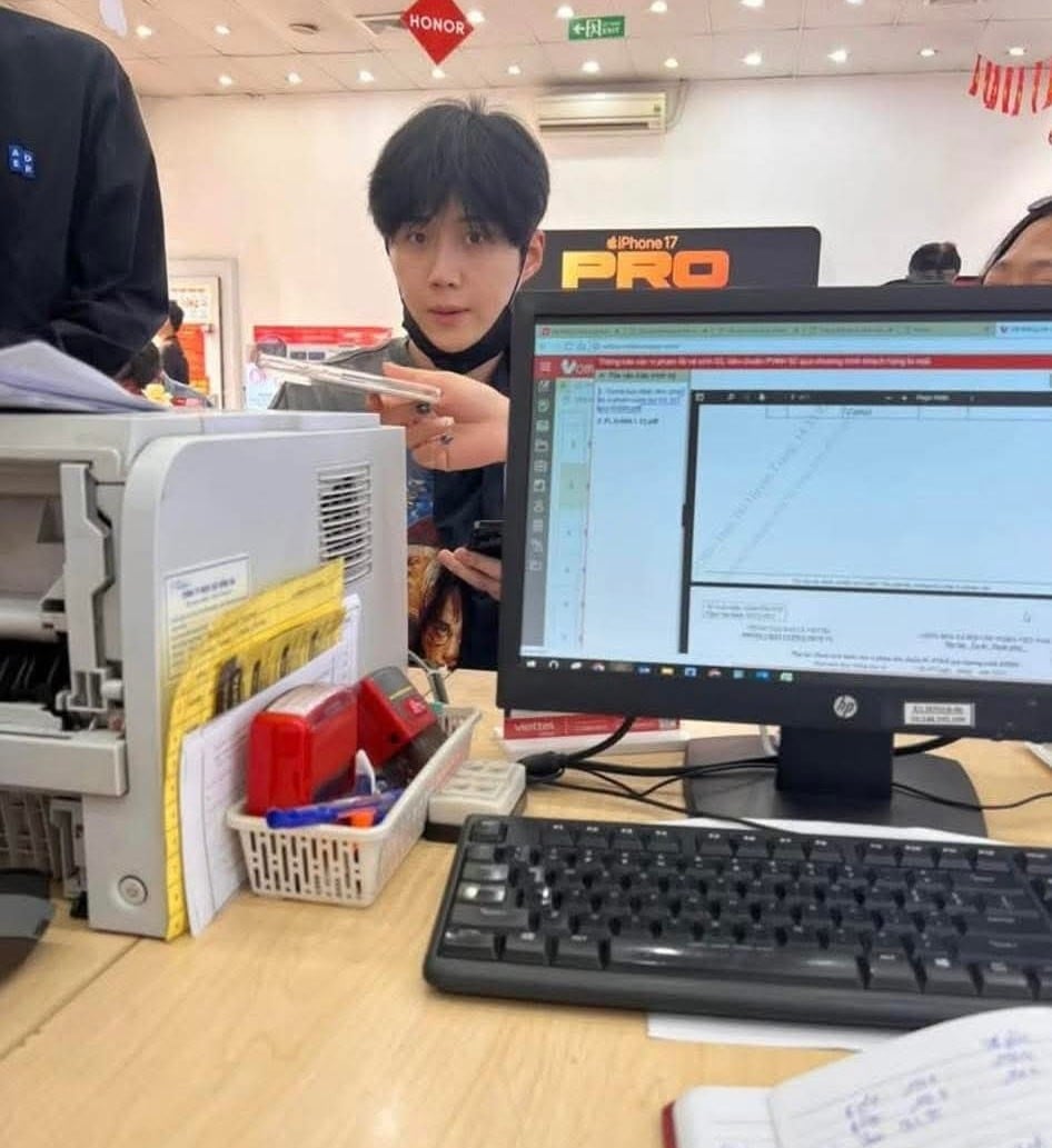 03-1764724652-kim-seon-ho-than-thien-dao-pho-ha-noi-gay-bat-ngo-khi-di-mua-iphone-17.jpg