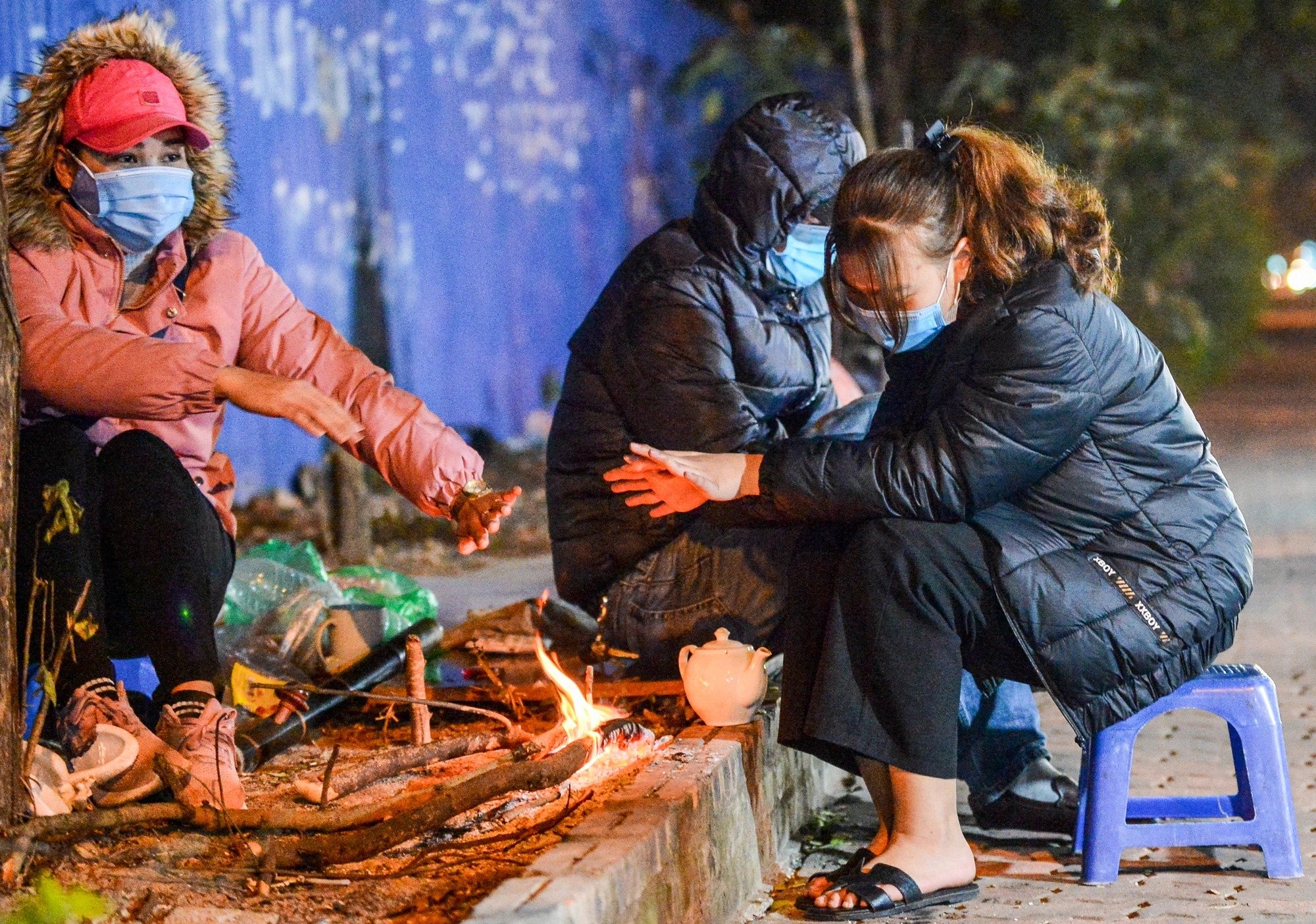 Không khí lạnh tràn xuống miền Bắc gây mưa rét và mưa to ở miền Trung - Ảnh 1.