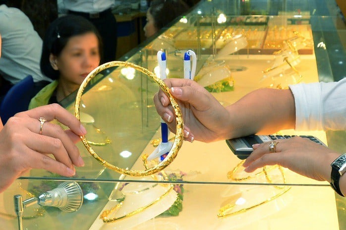 Giá vàng hôm nay lao xuống