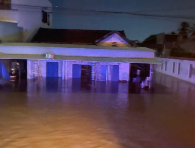 Nhiều hộ dân gần quốc lộ 1A qua phường Hàm Thắng bị ngập hơn nửa nhà. Ảnh: Người dân cung cấp