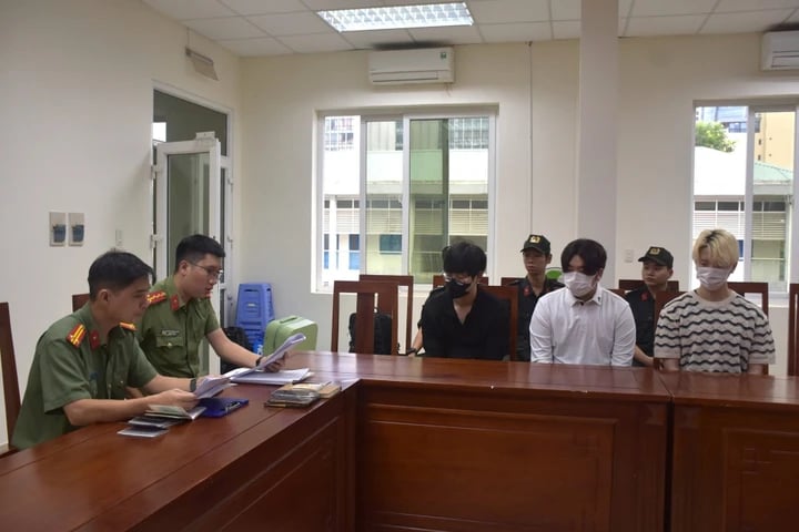 3 đối tượng bị truy nã đỏ được bàn giao cho cơ quan chức năng Hàn Quốc. (Ảnh: C.A)