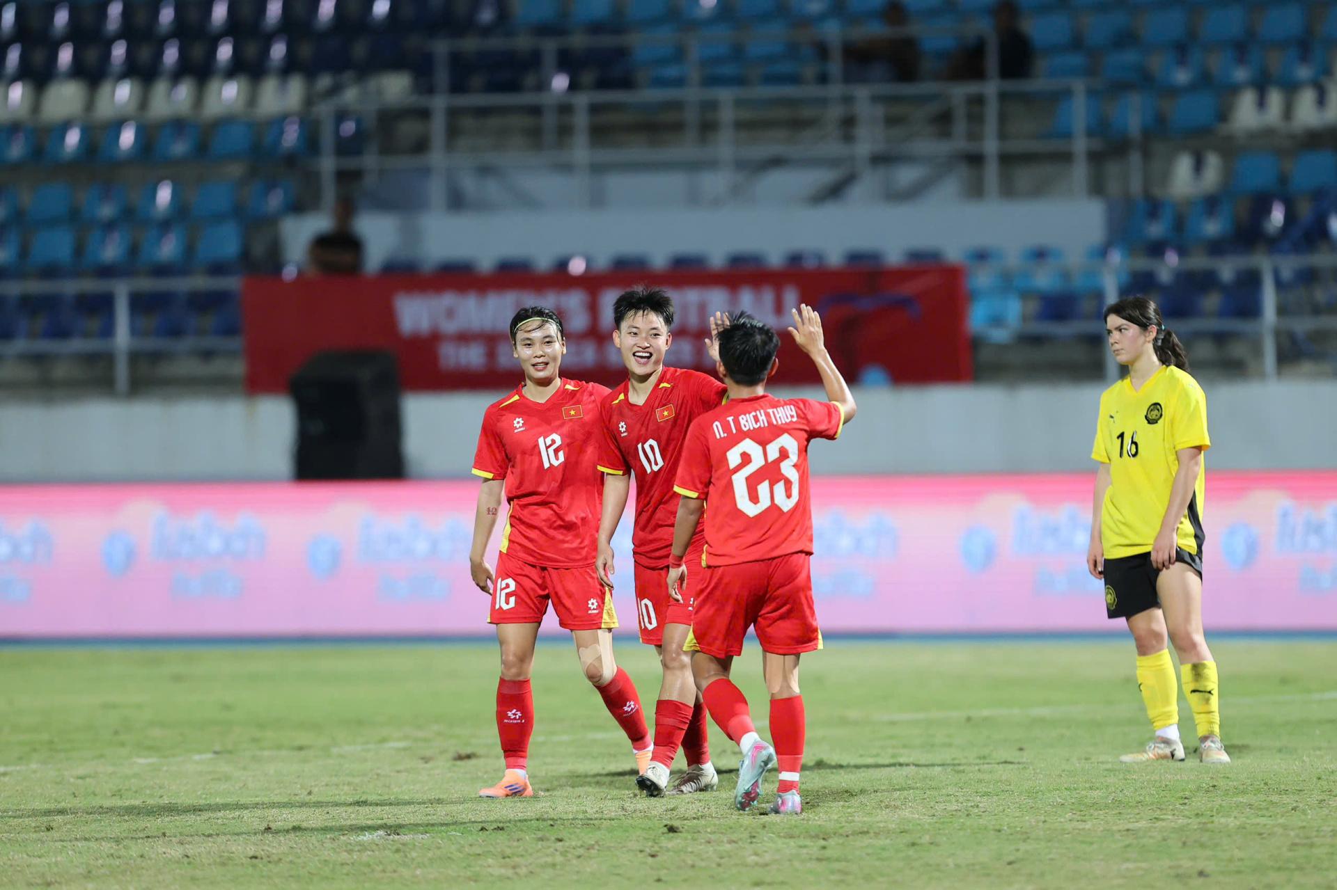 05-1764944695-nu-viet-nam-thang-nu-malaysia-7-0-trong-tran-mo-man-sea-games-33.jpg