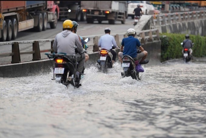 07-1765069203-nguyen-nhan-nhieu-tuyen-pho-o-tphcm-ngap-sau-khien-nguoi-dan-di-chuyen-kho-khan-nguy-hiem.jpg