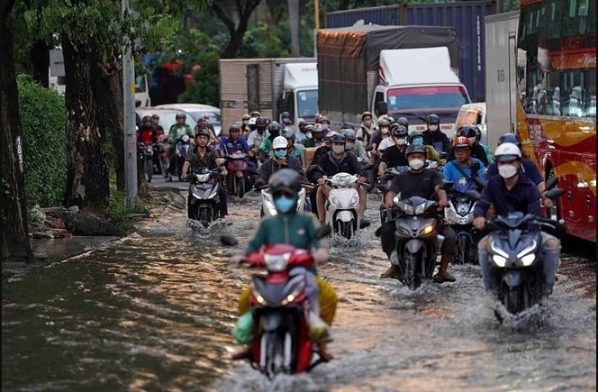 07-1765069203-nguyen-nhan-nhieu-tuyen-pho-o-tphcm-ngap-sau-khien-nguoi-dan-di-chuyen-kho-khan-nguy-hiem.jpg