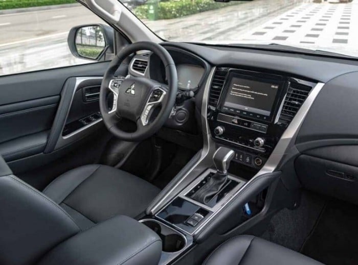 Mitsubishi Pajero Sport quyết 'soán ngôi' Ford Everest nhờ mức giá lăn bánh cực rẻ đầu tháng 12/2025 ảnh 5