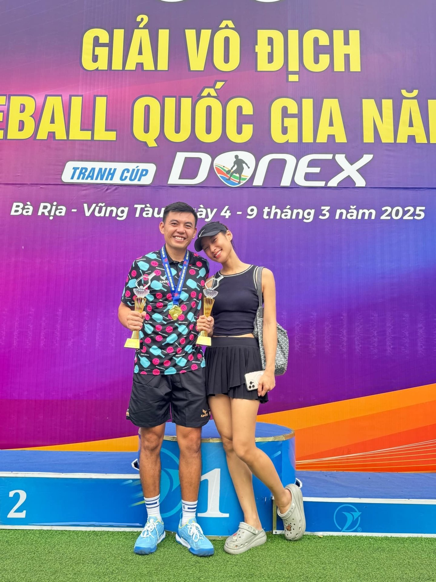 08-1765180483-hotgirl-rmit-xinh-dep-duoc-ly-hoang-nam-danh-tang-cup-vo-dich-ppa-tour-asia-la-ai.jpg