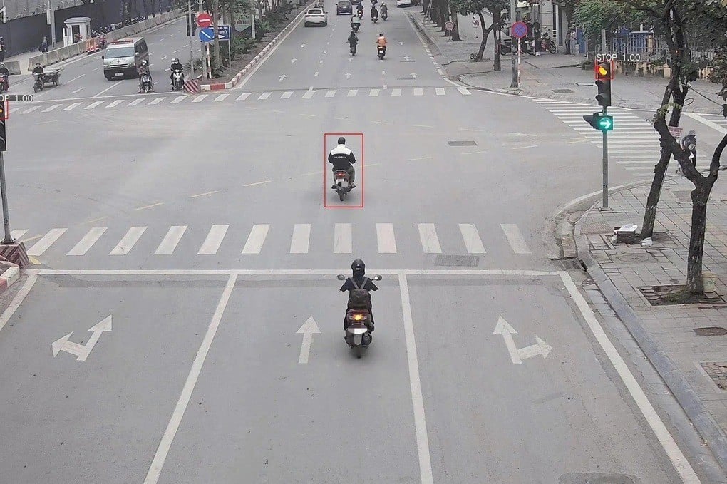 08-1765182105-camera-ai-phat-hien-703-luot-xe-vuot-den-do-o-mot-nga-tu-ha-noi-trong-mot-ngay.jpg