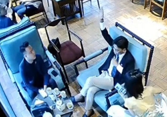 Có thể là hình ảnh về một hoặc nhiều người, tóc mái và văn bản