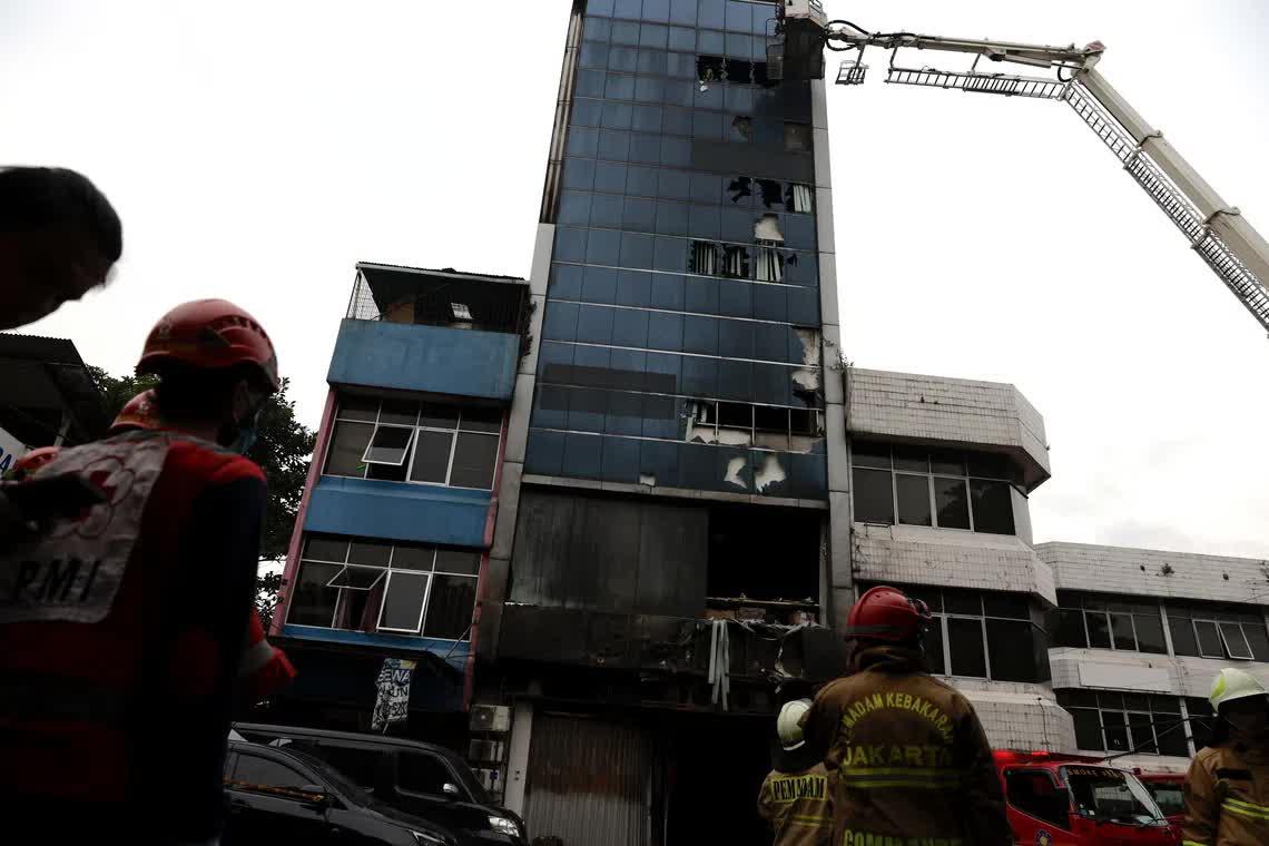 Hiện trường thương tâm vụ cháy toà nhà văn phòng khiến ít nhất 22 người thiệt mạng: Hơn 100 lính cứu hỏa và 29 xe chữa cháy được điều động- Ảnh 4.