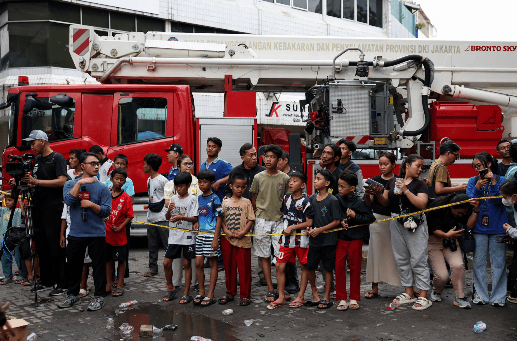 Hiện trường thương tâm vụ cháy toà nhà văn phòng khiến ít nhất 22 người thiệt mạng: Hơn 100 lính cứu hỏa và 29 xe chữa cháy được điều động- Ảnh 7.