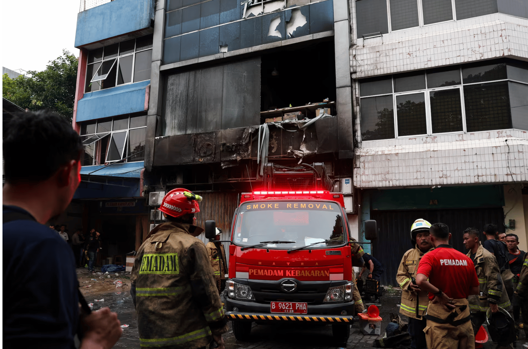 Hiện trường thương tâm vụ cháy toà nhà văn phòng khiến ít nhất 22 người thiệt mạng: Hơn 100 lính cứu hỏa và 29 xe chữa cháy được điều động- Ảnh 8.