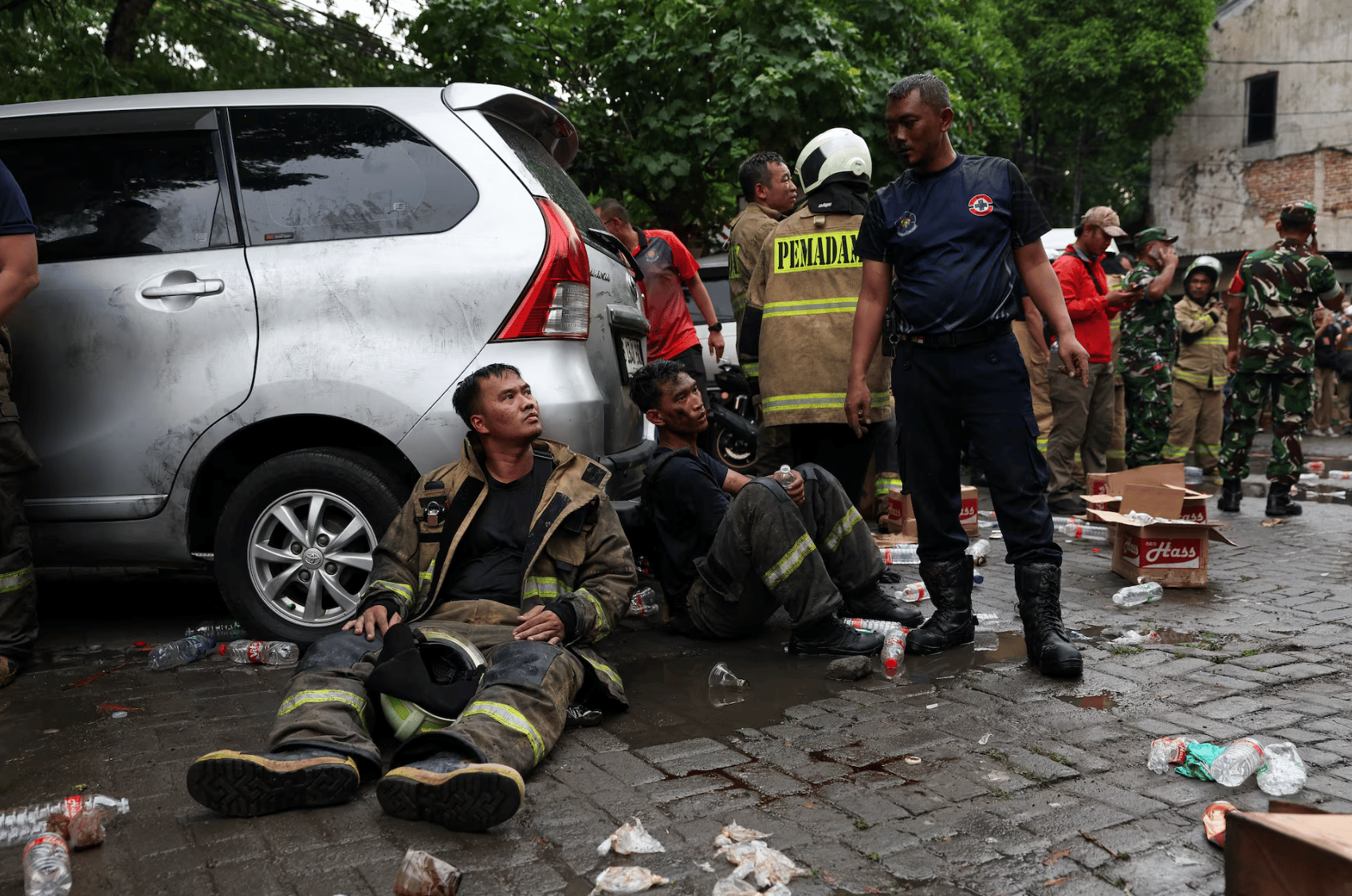 Hiện trường thương tâm vụ cháy toà nhà văn phòng khiến ít nhất 22 người thiệt mạng: Hơn 100 lính cứu hỏa và 29 xe chữa cháy được điều động- Ảnh 9.