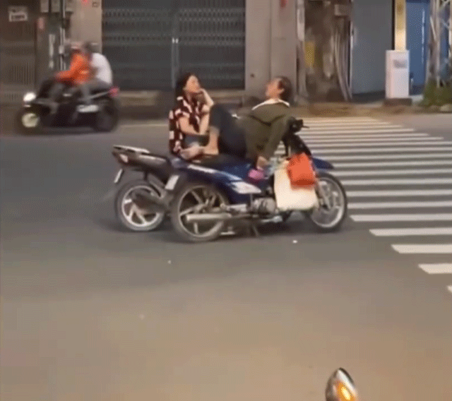 Camera-ghi-lai-canh-doi-nam-nu-than-nhien-lam-chuyen-rieng-ngay-giua-duong-pho-gay-buc-xuc-1