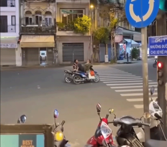 Camera-ghi-lai-canh-doi-nam-nu-than-nhien-lam-chuyen-rieng-ngay-giua-duong-pho-gay-buc-xuc-2