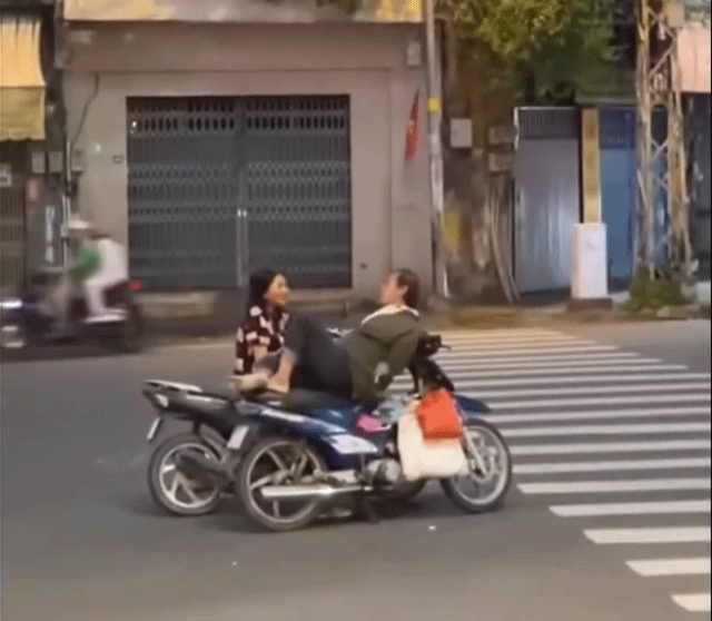 Camera-ghi-lai-canh-doi-nam-nu-than-nhien-lam-chuyen-rieng-ngay-giua-duong-pho-gay-buc-xuc-3