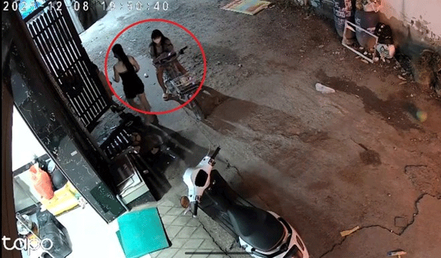 Clip-be-5-tuoi-bi-co-gai-la-mat-cuop-bong-tai-gia-dinh-he-lo-tinh-tiet-thay-ro-do-tao-ton-cua-ke-cuop-2