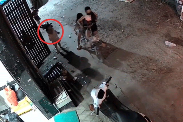 Clip-be-5-tuoi-bi-co-gai-la-mat-cuop-bong-tai-gia-dinh-he-lo-tinh-tiet-thay-ro-do-tao-ton-cua-ke-cuop-4