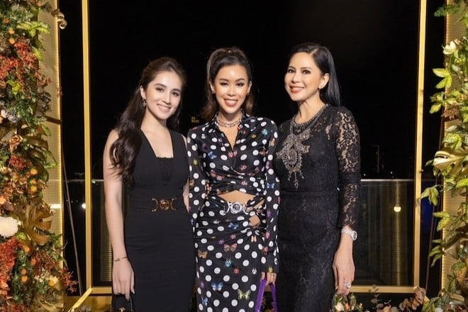 3 năm yêu con trai tỷ phú Johnathan Hạnh Nguyễn, thân thế của cô gái này vẫn là bí ẩn lớn!- Ảnh 6.