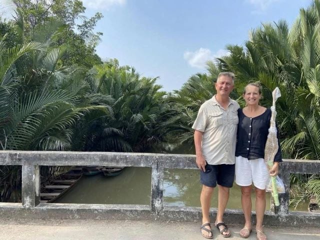 khach-tay-du-lich-mang-qua-viet-nam-ve-nuoc