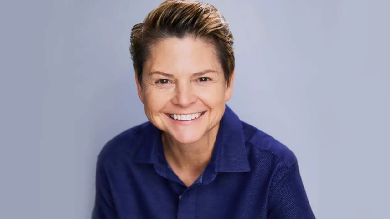 Clip: Nữ diễn viên nổi tiếng bị xe tông chết khi đang đi bộ trên đường- Ảnh 1.