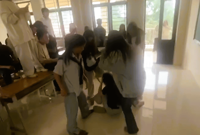 Me-nu-sinh-lop-10-rung-roi-chan-tay-khi-xem-clip-con-bi-danh-hoi-dong-nguyen-nhan-gay-phan-no