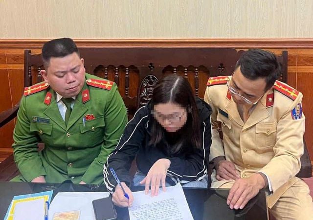 nu-tai-xe-mac-ket-xe-o-to-tren-duong-ray