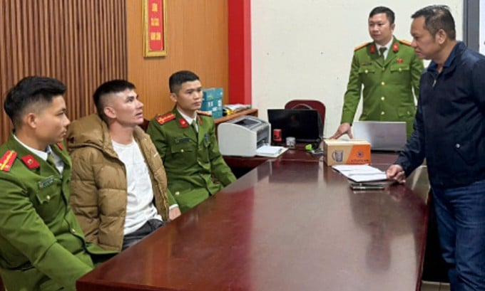 Cơ quan điều tra lấy lời khai Lý Văn Vũ (mặc áo khoác màu vàng nhạt), tại trụ sở Công an phường Vũng Áng, ngày 11/12. Ảnh: CAND