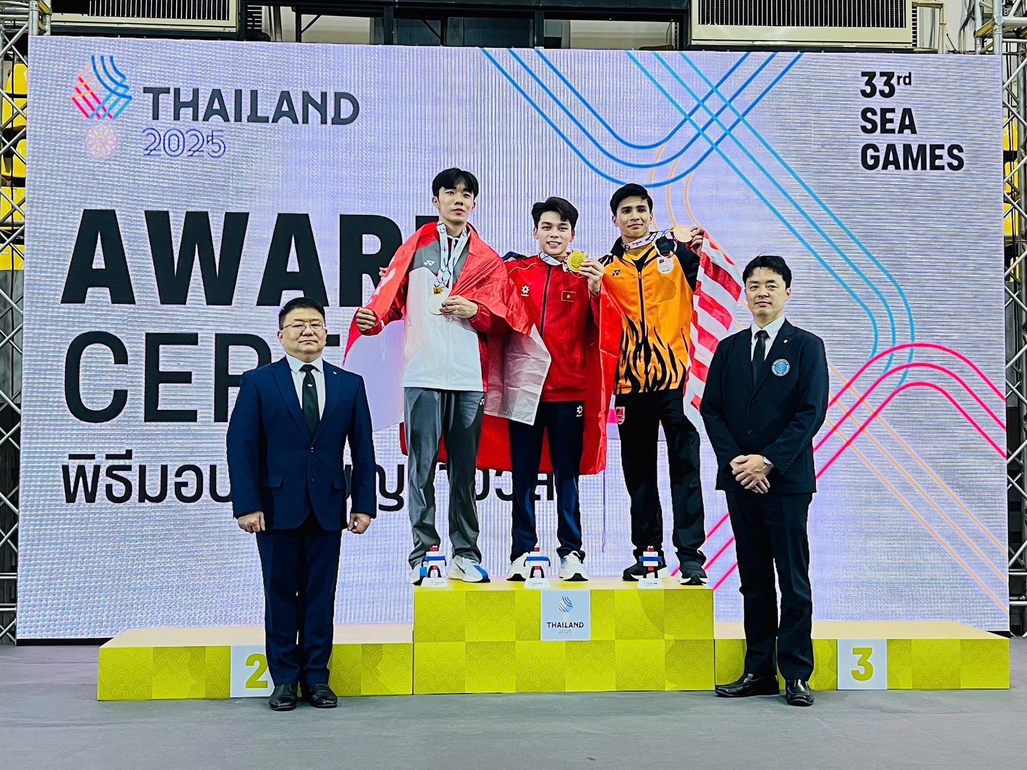 Cận 3 độ vẫn không đeo kính khi thi đấu, hot boy 10x điển trai gây sốt khi giành HCV SEA Games cho Việt Nam- Ảnh 1.