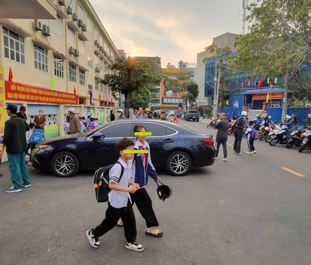 hieu-truong-do-lexus-truoc-cong-truong-4