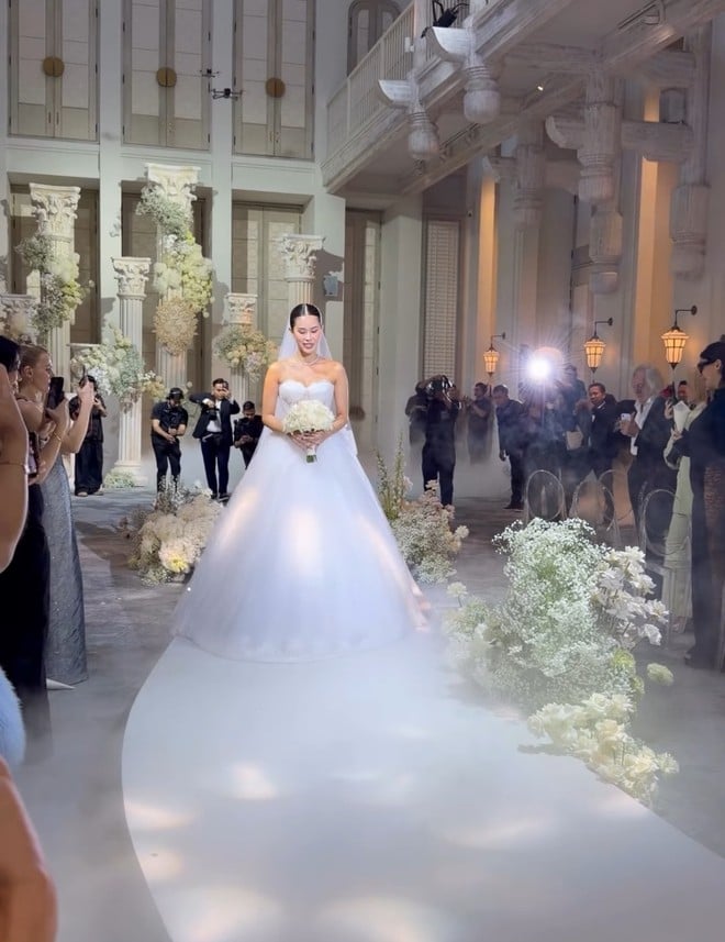 Nghi lễ đạp vỡ ly thuỷ tinh kỳ lạ trong đám cưới lần 2 của con gái tỷ phú Johnathan Hạnh Nguyễn- Ảnh 1.