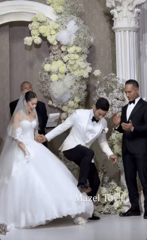 Nghi lễ đạp vỡ ly thuỷ tinh kỳ lạ trong đám cưới lần 2 của con gái tỷ phú Johnathan Hạnh Nguyễn- Ảnh 2.