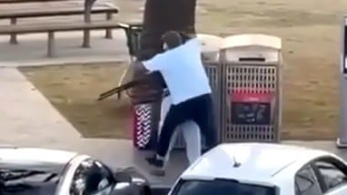 Khoảnh khắc người dân tước vũ khí của kẻ xả súng ở Úc - Ảnh 1.