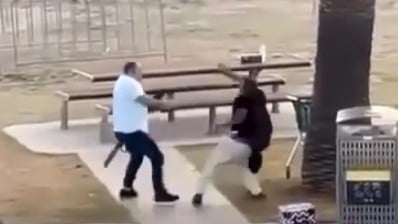 Khoảnh khắc người dân tước vũ khí của kẻ xả súng ở Úc - Ảnh 2.