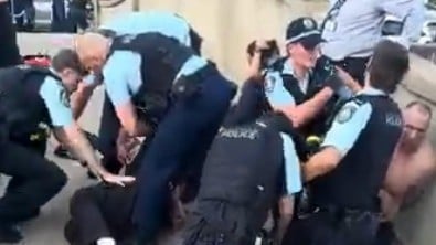 Khoảnh khắc người dân tước vũ khí của kẻ xả súng ở Úc - Ảnh 3.