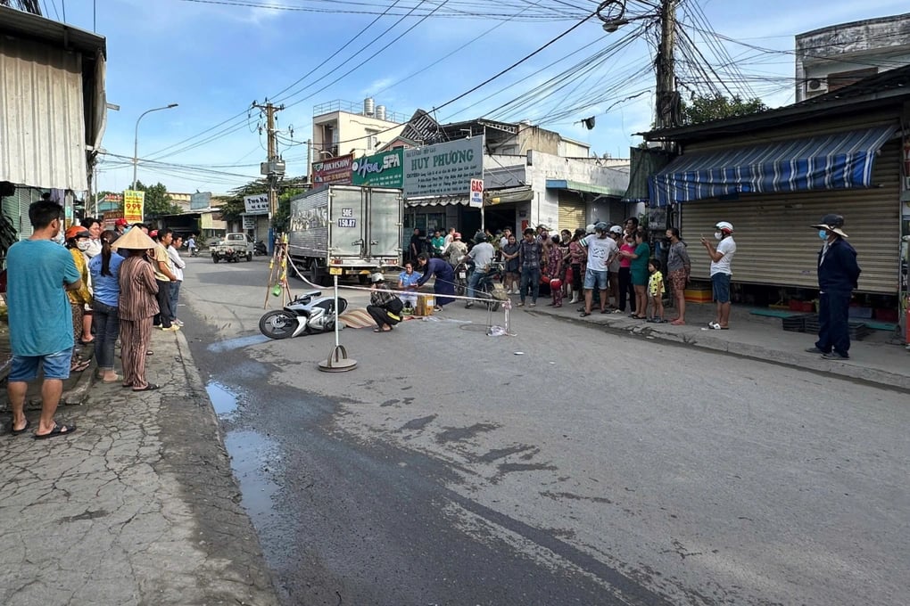 Tránh xe ba gác đậu ngược chiều, người phụ nữ bị ô tô cán tử vong ở TPHCM - 1