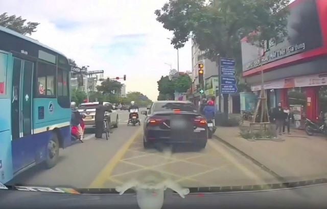 xe-o-to-dung-mat-vong-ha-noi