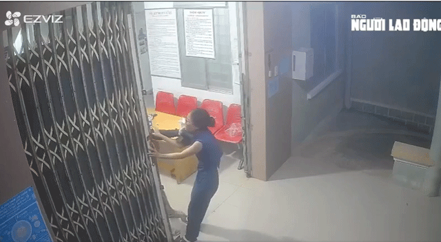 Camera-ghi-lai-canh-tuong-nu-y-ta-bi-nam-thanh-nien-gia-benh-vao-kham-roi-cam-doa-de-doa-cuop-tien-2