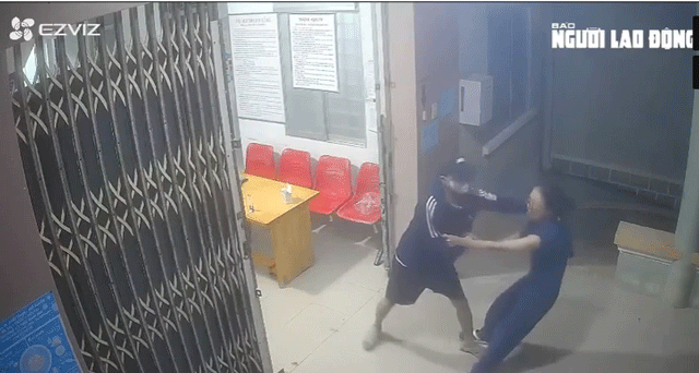 Camera-ghi-lai-canh-tuong-nu-y-ta-bi-nam-thanh-nien-gia-benh-vao-kham-roi-cam-doa-de-doa-cuop-tien-4