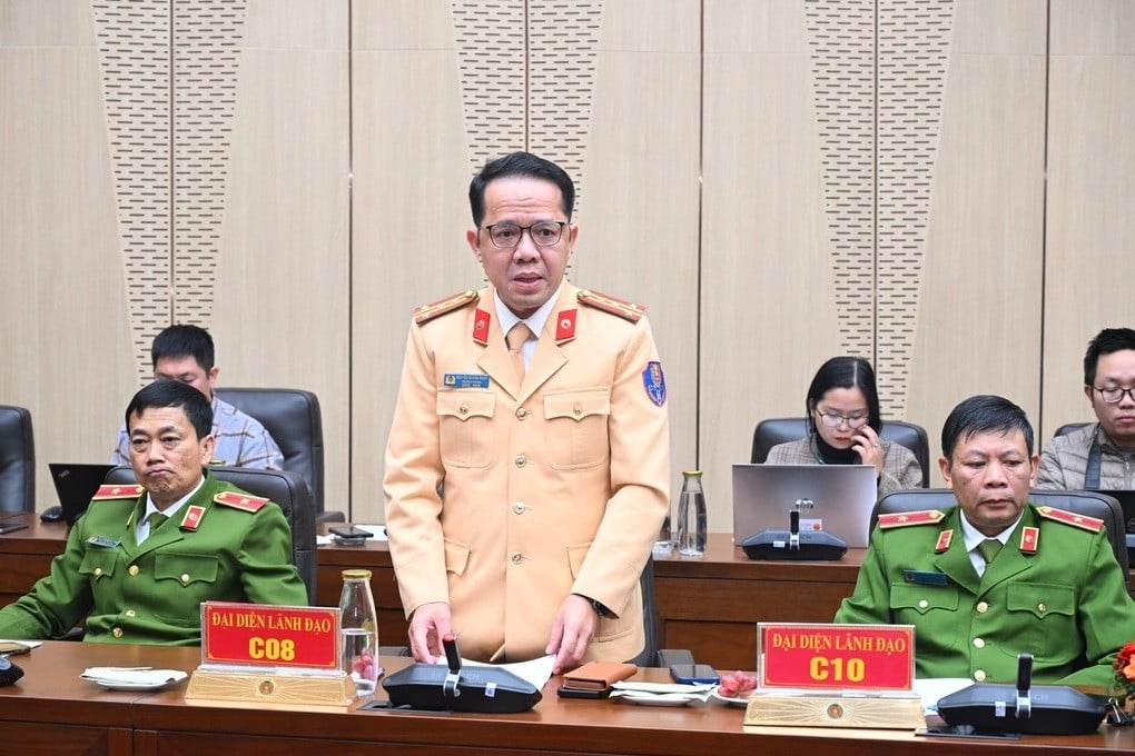 16-1765846465-hang-nghin-camera-ai-vao-cuoc-vi-sao-csgt-van-phai-truc-tiep-xuong-duong.jpg