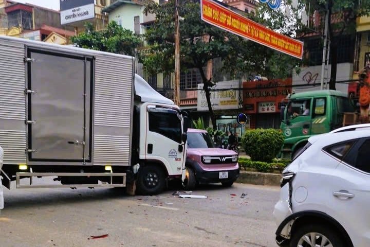 6 ô tô tông liên hoàn trên Quốc lộ 1A, 1 ô tô bẹp dúm - Ảnh 4.