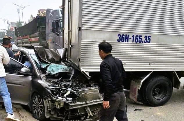 6 ô tô tông liên hoàn trên Quốc lộ 1A, 1 ô tô bẹp dúm - Ảnh 5.